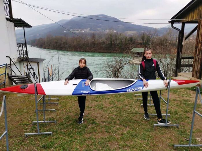 Кајак добијен од КС Србије