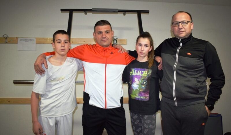 Матеја и Сара са тренером Савићем и председником клуба Лукићем