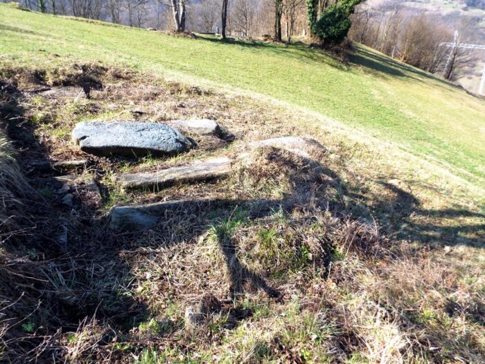 5. Svojdrug, Kovačevići, nadgrobni belezi na zapadnoj strani,