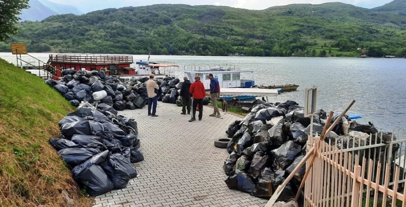 Из језера извађено 50о џакова разног смећа