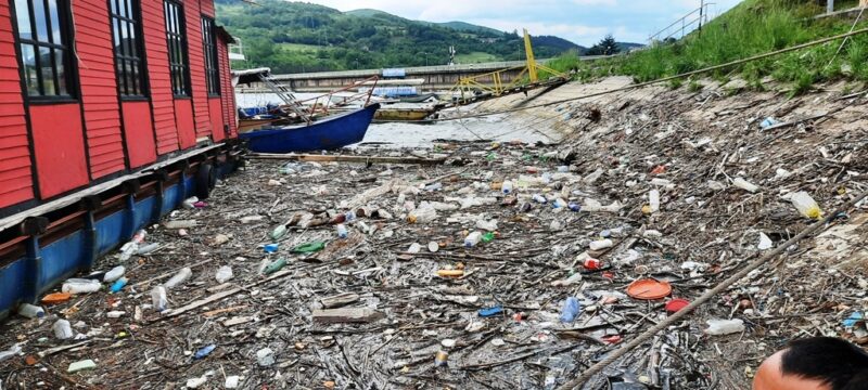 Jezеro prepuno smeca