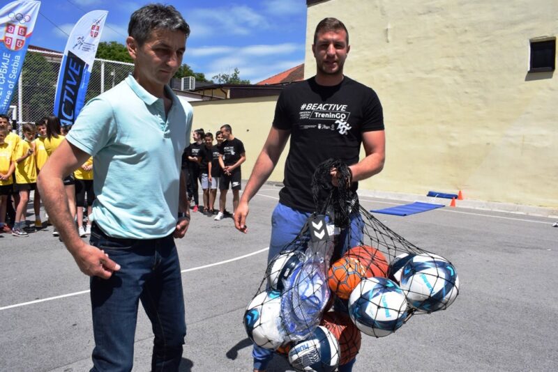 Спортски реквизити - поклон школи од Олимпијског комитета Србије