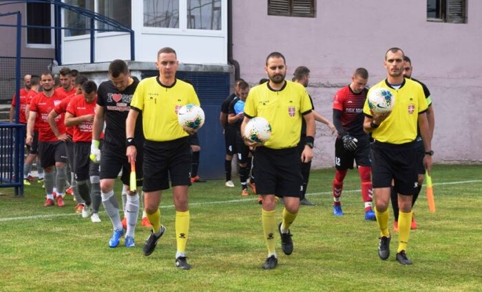 Излазак играча Црнокосе и Слоге на терен