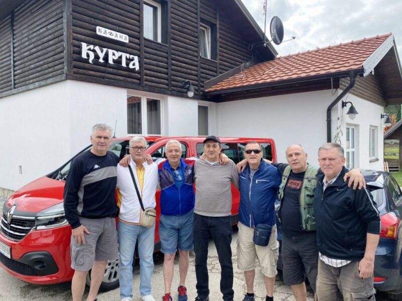 Партизанови ветерани са са Рајком Вукајловићем , власником ресторана "Курта"