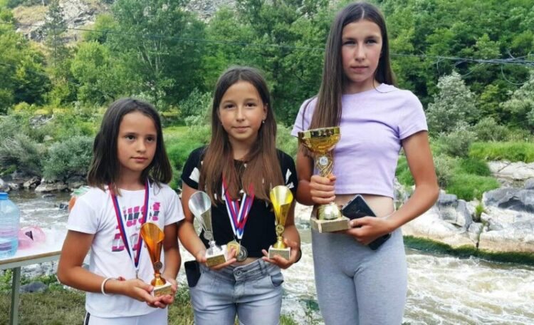 Кајакашице Дрине са освојеним медаљама