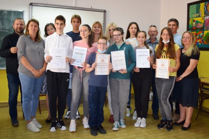 Честитке ђацима и њиховим наставницима