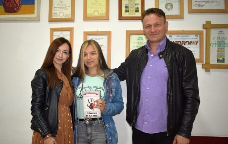 Виолета са професорком Сањом Савић и директором школе Радом Јездићем