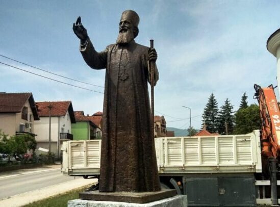 Спомени Патријарху Павлу у порти цркве Светог Саве