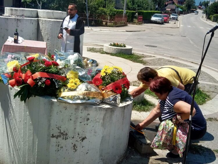 Цвеће и свеће за ратнике