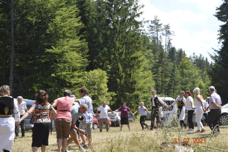 Уз коло - народно весеље
