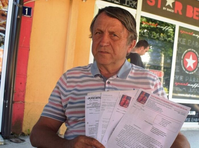 Пјевић са писмима које је слао фудбалским селекторима и функционерима