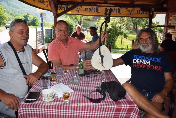 Вид и Жељко са власником кафане Ацом Јевтићем