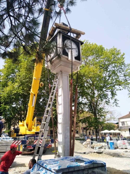 Измештање сата на Тргу