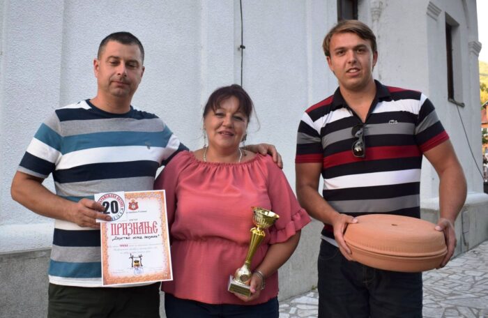 Treceplasirana ekipa-