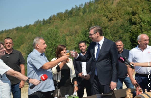 Вучић у селу Пепељ обишао домаћинство Благојевић