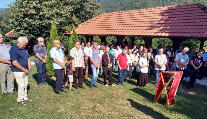 Литургија у црквеној порти