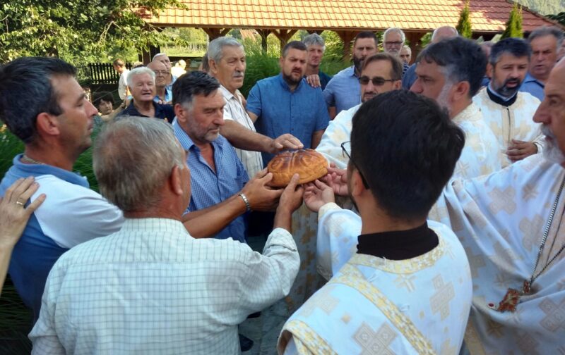 Ломљење славског колача (1)