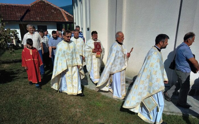 Свечана литија око храма