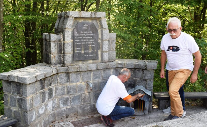 Спомен-чесма Обрена Тешића у Волујцу