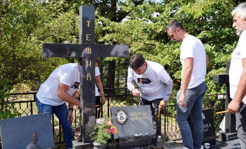 Mladen Lukiuc i Joivan jelisavcic na grodbu Obrena Tesicaе