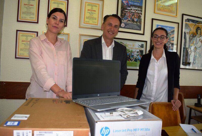 Рада Тадић, Ивона Цветковски и директор школе Јовица Ђурић са купљеном опремом