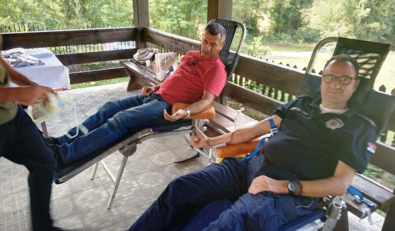 Акција давања крви у порти цркве у Црвици