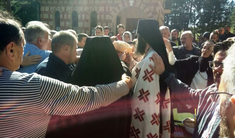 Ломљење славског колача