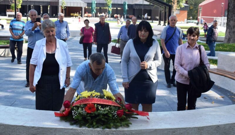 Полагање венца на месту где се годинама налазио споменик