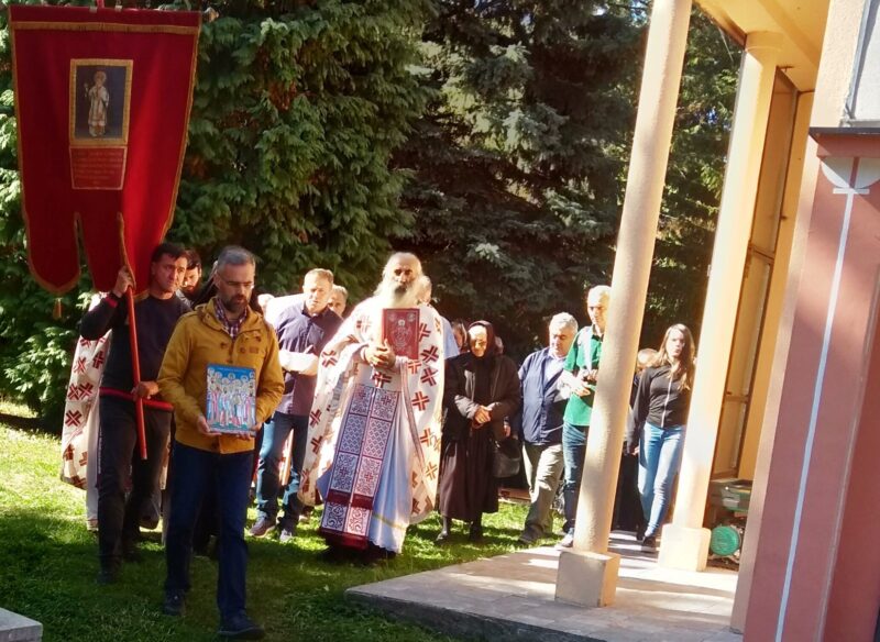 Свечана литија око храма 