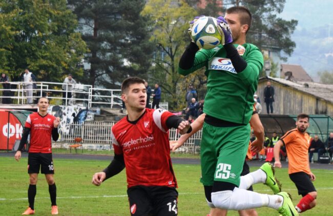 Голман Рађевца односи лопту испред Стефана Тешића