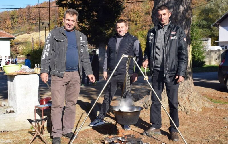 Екипа Јеловика у припремању гулаша