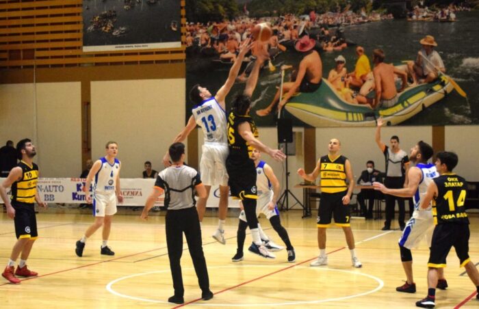 Грујичић (13) у борби за лопту