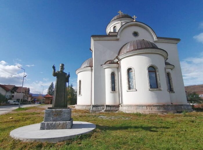 Споменик Патријарху Павлу у порти цркве Светог Саве