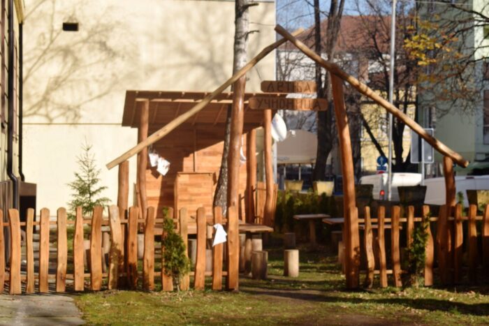 Летња учионица у дворишту школе