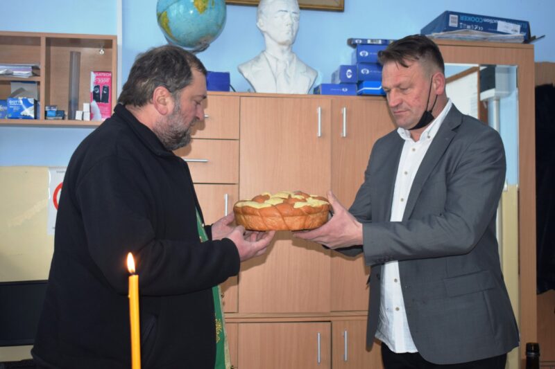 Ломљење славског колача у школи из Рогачице