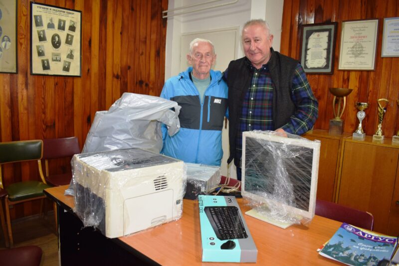 Ракић и Илић са поклонима