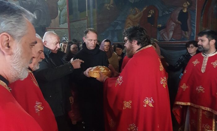 Ломљење славског колача