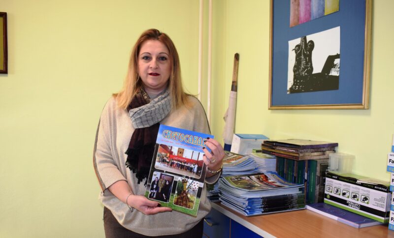 Маријана Лукић са јубиларним бројем "Светосавца"