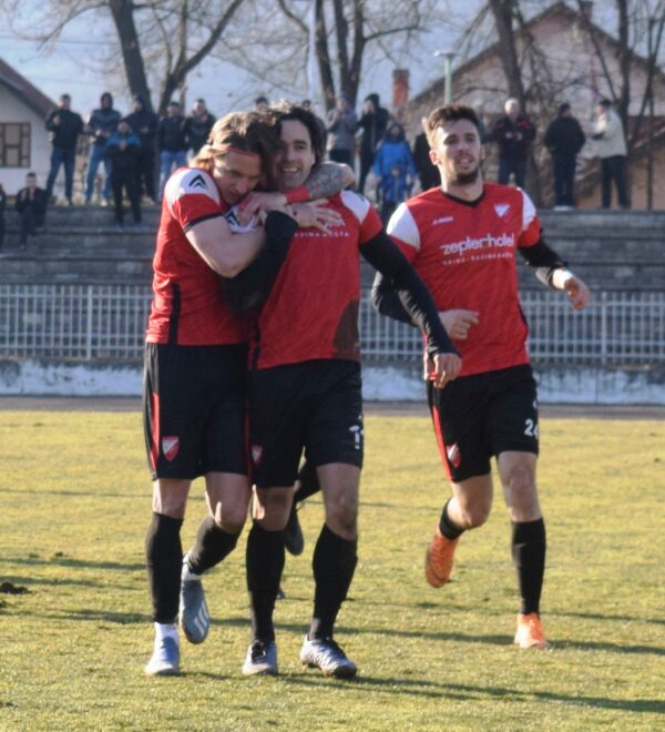 Дарко Ђукић у загрљају Алексе Божовића након постигнутог гола