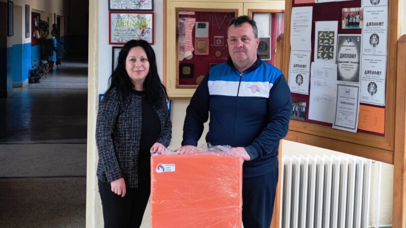 Десет струњача - поклон Спортског савеза општине школи Костојевићи