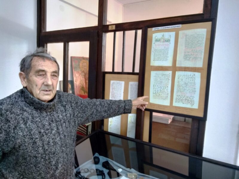 Благојица Ристић испред копије азбуке у манастирској ризници