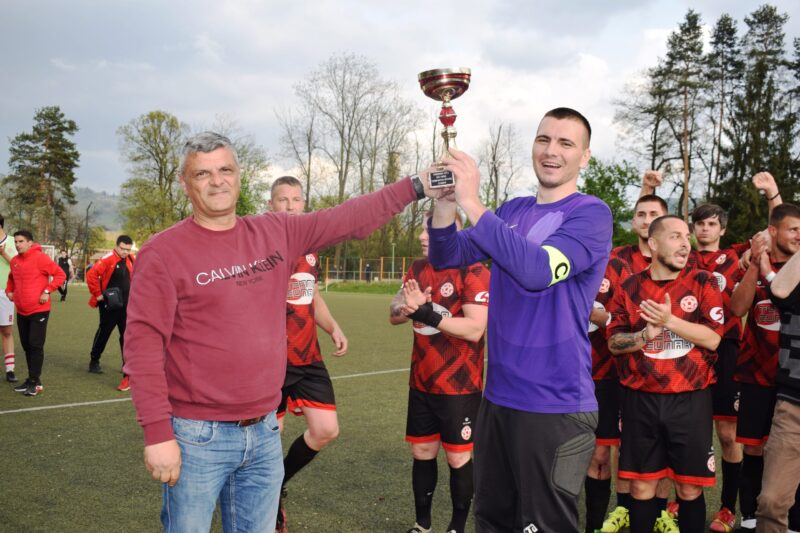 Пехар у рукама капитена Вишесаве Аћимовића