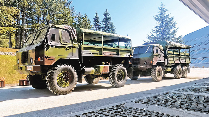 Возила за „Тара сафари” пред хотелом „Оморика” (Фотодокументација Војне установе Тара)