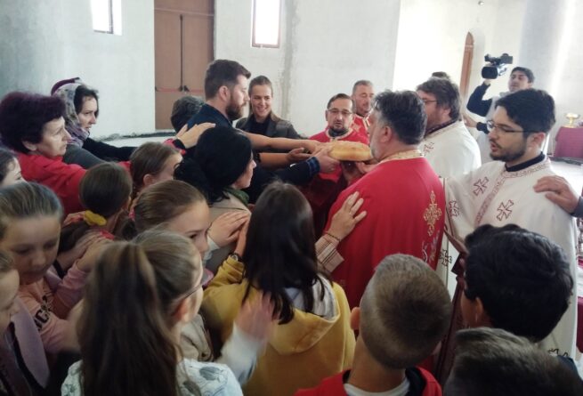 Ломљење славског колача