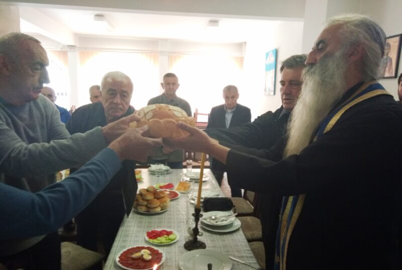 Ломљење славског колача