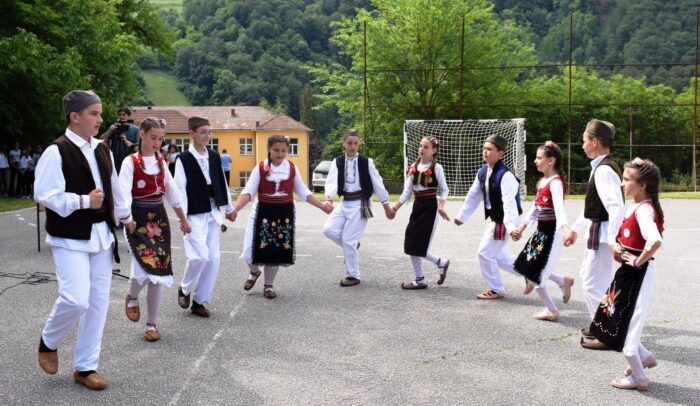Фолклорна секција рогачичке школе