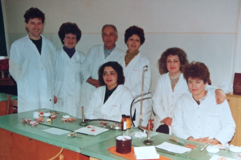 Мали колектив некадашње зубне технике (3)