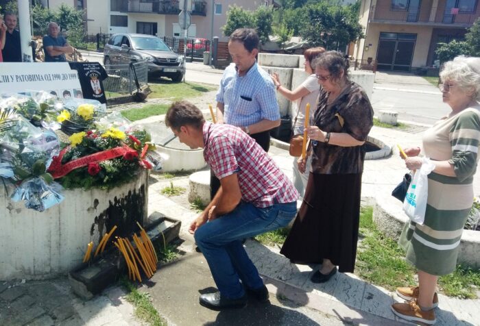 Цвеће и свеће за хероје