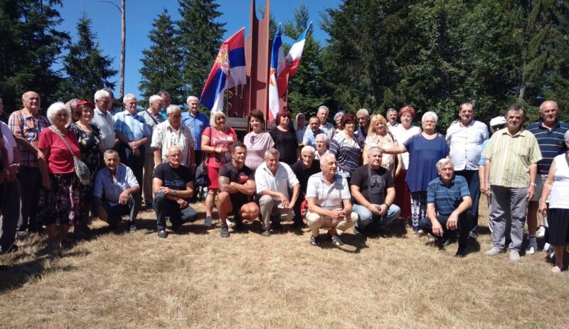 Учесници скупа испред спомен обележја борцима Рачанске чете