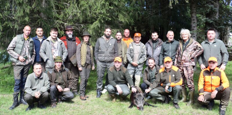 Група ловаца са одстрељеном крмачом